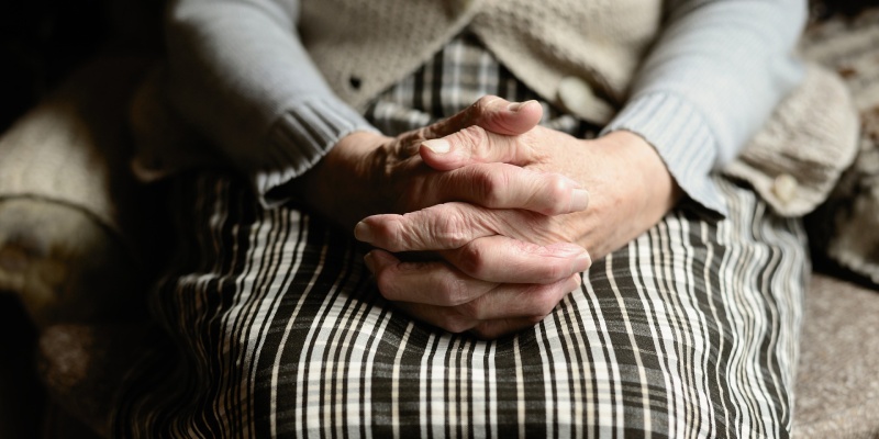 ידיים משולבות אישה מבוגרת